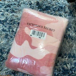 PINK camo throw blanket